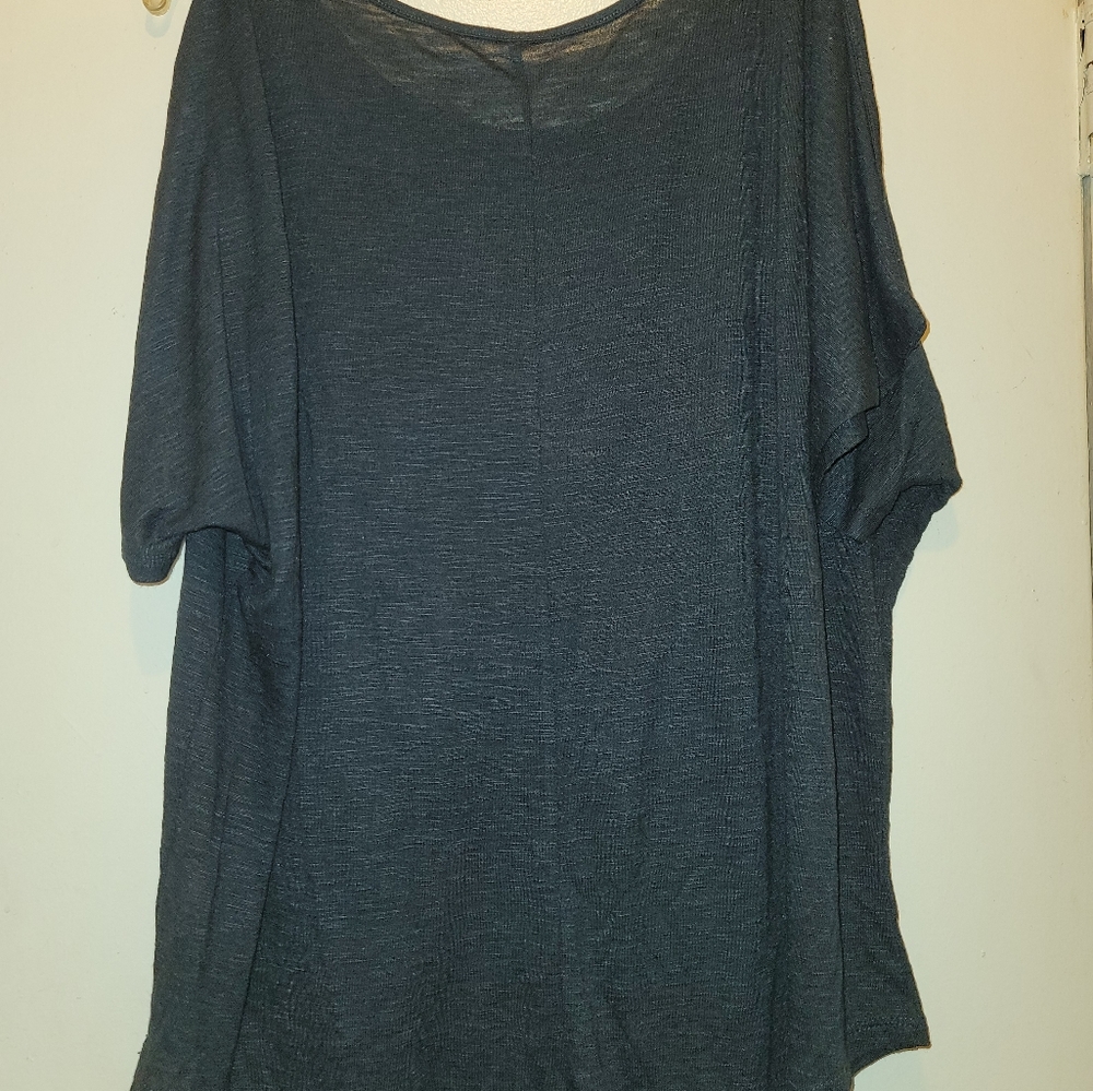 Cold shoulder Top - Picture 4 of 4